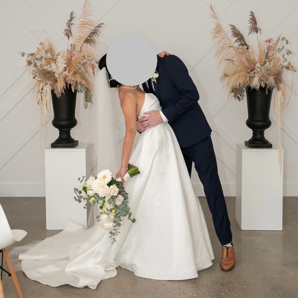 Lea-Ann Belter Wedding Dress with Veil - Picture 4 of 5